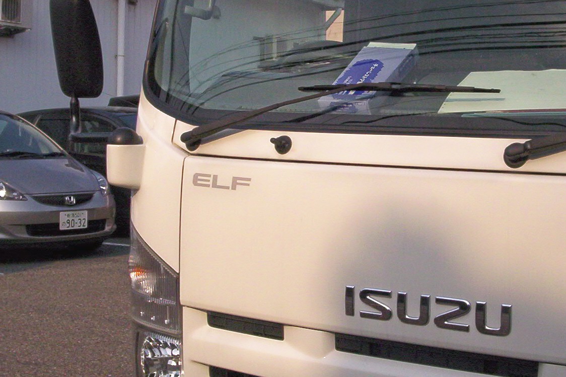 Going back West, look at this! This Isuzu truck is called an "Elf"! Don't ask me in what capacity a truck can be an Elf!